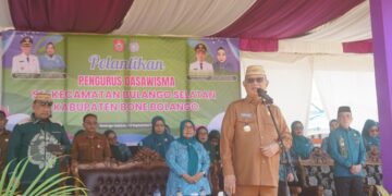 Bupati Ismet Mile saat memberikan sambutan pada pelantikan Pengurus Dasawisma se-Kecamatan Bulango Selatan, Selasa (8/9/2026). (F.Onal/Prokopim)