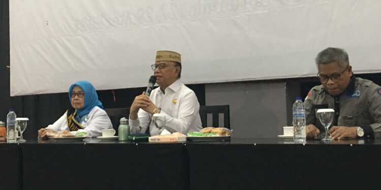 Bupati Ismet Mile saat menghadiri Workshop Penguatan Peran Bunda PAUD dalam mendukung layanan PAUD Holistik Integratif yang dirangkaikan dengan pengukuhan Bunda PAUD Kecamatan di El Madina Hotel, Rabu (9/9/2026). (F.Indra/Diskominfo)