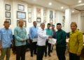 Sekretaris Daerah Bone Bolango Iwan Mustapa saat melepas dan menyerahkan uang saku langsung untuk delapan peserta MTQ Nasional di Ruang Rapat Sekda, Kamis (10/9/2026). (F. Indra/Diskominfo)