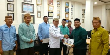 Sekretaris Daerah Bone Bolango Iwan Mustapa saat melepas dan menyerahkan uang saku langsung untuk delapan peserta MTQ Nasional di Ruang Rapat Sekda, Kamis (10/9/2026). (F. Indra/Diskominfo)
