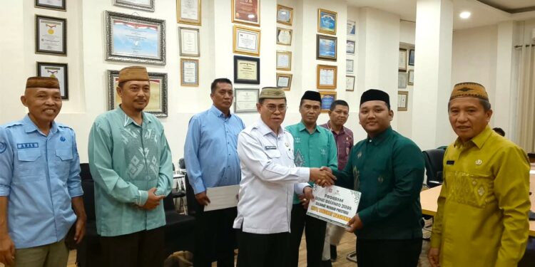 Sekretaris Daerah Bone Bolango Iwan Mustapa saat melepas dan menyerahkan uang saku langsung untuk delapan peserta MTQ Nasional di Ruang Rapat Sekda, Kamis (10/9/2026). (F. Indra/Diskominfo)