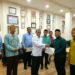 Sekretaris Daerah Bone Bolango Iwan Mustapa saat melepas dan menyerahkan uang saku langsung untuk delapan peserta MTQ Nasional di Ruang Rapat Sekda, Kamis (10/9/2026). (F. Indra/Diskominfo)