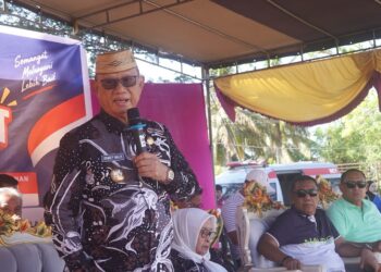 Bupati Ismet Mile saat menghadiri Kick Off Reakreditasi RSUD Toto Kabila sekaligus Soft Launching SITATA-RSTK dan Inovasi Pagar Pasien di halaman RSUD Toto Kabila, Jumat (11/9/2026). (F. Onal/Prokopim)