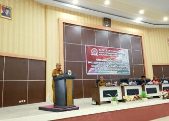 Bupati Ismet Mile didampingi Sekda Iwan Mustapa saat menghadiri Rapat Paripurna DPRD Bone Bolango dalam rangka Pembicaraan Tingkat I terhadap Ranperda tentang Perubahan APBD Bone Bolango Tahun Anggaran 2026 di Ruang Sidang Utama DPRD Bone Bolango, Senin (14/9/2026). (F. Indra/Diskominfo)