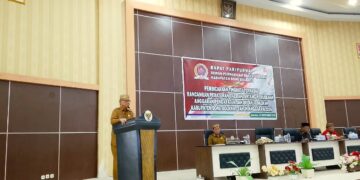 Bupati Ismet Mile didampingi Sekda Iwan Mustapa saat menghadiri Rapat Paripurna DPRD Bone Bolango dalam rangka Pembicaraan Tingkat I terhadap Ranperda tentang Perubahan APBD Bone Bolango Tahun Anggaran 2026 di Ruang Sidang Utama DPRD Bone Bolango, Senin (14/9/2026). (F. Indra/Diskominfo)
