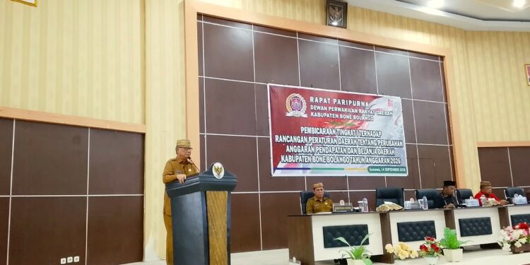 Bupati Ismet Mile didampingi Sekda Iwan Mustapa saat menghadiri Rapat Paripurna DPRD Bone Bolango dalam rangka Pembicaraan Tingkat I terhadap Ranperda tentang Perubahan APBD Bone Bolango Tahun Anggaran 2026 di Ruang Sidang Utama DPRD Bone Bolango, Senin (14/9/2026). (F. Indra/Diskominfo)