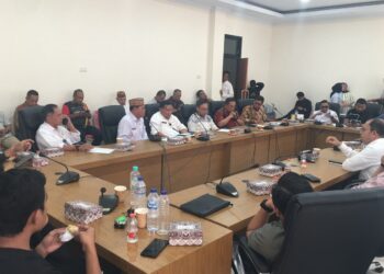 Sekretaris Daerah Bone Bolango Iwan Mustapa saat menghadiri Rapat Dengar Pendapat bersama DPRD Bone Bolango, Pemerintah Kabupaten Bone Bolango, Satgas Pemuda Peduli dan Pengawal Tambang dan PT Gorontalo Minerals di Ruang Rapat DPRD Bone Bolango, Rabu (16/9/2026)