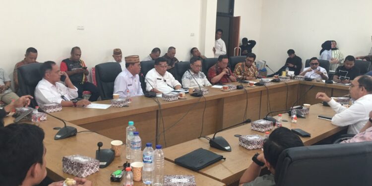 Sekretaris Daerah Bone Bolango Iwan Mustapa saat menghadiri Rapat Dengar Pendapat bersama DPRD Bone Bolango, Pemerintah Kabupaten Bone Bolango, Satgas Pemuda Peduli dan Pengawal Tambang dan PT Gorontalo Minerals di Ruang Rapat DPRD Bone Bolango, Rabu (16/9/2026)