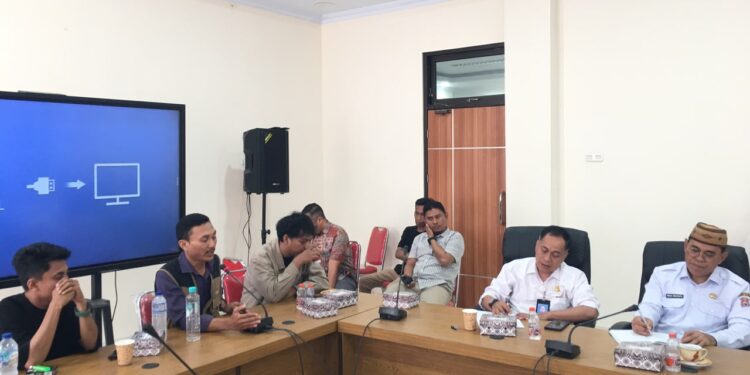 Satgas Pemuda Peduli dan Pengawal Tambang, Kelvin Tolinggi saat menghadiri Rapat Dengar Pendapat bersama DPRD Bone Bolango, Pemerintah Kabupaten Bone Bolango dan PT Gorontalo Minerals di Ruang Rapat DPRD Bone Bolango, Rabu (16/9/2026).