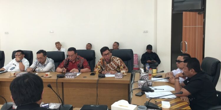 Direktur PT Gorontalo Minerals, Mohammad Sulthon saat menghadiri Rapat Dengar Pendapat bersama DPRD Bone Bolango, Pemerintah Kabupaten Bone Bolango dan Satgas Pemuda Peduli dan Pengawal Tambang di Ruang Rapat DPRD Bone Bolango, Rabu (16/9/2026)