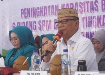 Bupati Ismet Mile saat menghadiri Pelantikan Ketua Tim Penggerak PKK Kecamatan Tapa yang dirangkaikan dengan Bimtek Peningkatan Kapasitas Tim Pengurus Posyandu 6 Bidang Standar Pelayanan Minimal (SPM) di Desa Wilayah Tapa Bulango, di Aula PKBM Desa Kramat, Kecamatan Tapa, Rabu (16/9/2026). (F.Onal/Prokopim)