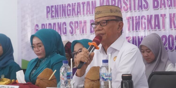 Bupati Ismet Mile saat menghadiri Pelantikan Ketua Tim Penggerak PKK Kecamatan Tapa yang dirangkaikan dengan Bimtek Peningkatan Kapasitas Tim Pengurus Posyandu 6 Bidang Standar Pelayanan Minimal (SPM) di Desa Wilayah Tapa Bulango, di Aula PKBM Desa Kramat, Kecamatan Tapa, Rabu (16/9/2026). (F.Onal/Prokopim)