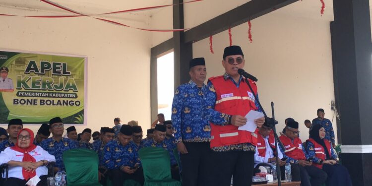Sekretaris Daerah Bone Bolango Iwan Mustapa saat menjadi pembina apel kerja Pemerintah Kabupaten Bone Bolango yang dilaksanakan di Lapangan Alun-Alun Bone Bolango, Senin (21/9/2026).