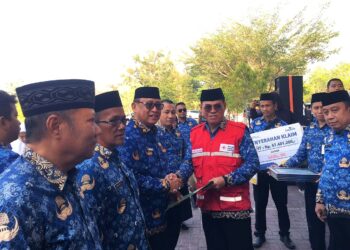 Sekda Iwan Mustapa saat menyerahkan SK Pensiun dan Santunan Korpri kepada Yusbar Ismail yang telah memasuki masa pensiun, Senin (21/9/2026)