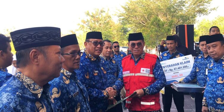 Sekda Iwan Mustapa saat menyerahkan SK Pensiun dan Santunan Korpri kepada Yusbar Ismail yang telah memasuki masa pensiun, Senin (21/9/2026)