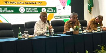 Bupati Ismet Mile saat membuka Bimbingan Teknis Pengelolaan Dana Bantuan Operasional Satuan Pendidikan (BSOP) Tahun 2026 di Grand Q Hotel Kota Gorontalo, Selasa (22/9/2026).