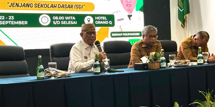 Bupati Ismet Mile saat membuka Bimbingan Teknis Pengelolaan Dana Bantuan Operasional Satuan Pendidikan (BSOP) Tahun 2026 di Grand Q Hotel Kota Gorontalo, Selasa (22/9/2026).