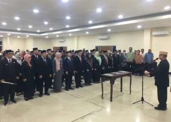 Bupati Ismet Mile saat melantik dan mengambil sumpah Pejabat Administrator, Pengawas dan Kepala Puskesmas di lingkungan Pemerintah Kabupaten Bone Bolango yang dilaksanakan di Ruang Lupa Lelah, Selasa (22/9/2026).