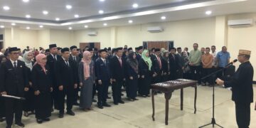 Bupati Ismet Mile saat melantik dan mengambil sumpah Pejabat Administrator, Pengawas dan Kepala Puskesmas di lingkungan Pemerintah Kabupaten Bone Bolango yang dilaksanakan di Ruang Lupa Lelah, Selasa (22/9/2026).