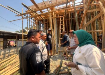 Satuan Polisi Pamong Praja (Satpol PP) Kabupaten Bone Bolango turun langsung menyisir sejumlah bangunan yang diduga belum melengkapi dokumen perizinan.