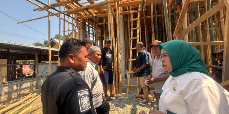 Satuan Polisi Pamong Praja (Satpol PP) Kabupaten Bone Bolango turun langsung menyisir sejumlah bangunan yang diduga belum melengkapi dokumen perizinan.