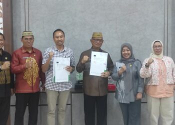 Bupati Bone Bolango Ismet Mile didampingi Sekretaris Daerah Bone Bolango Iwan Mustapa saat melakukan pertemuan dengan BPJS Kesehatan di Ruang Kerja Bupati, Kamis (24/6/2026). (F.Munifa/Diskominfo)