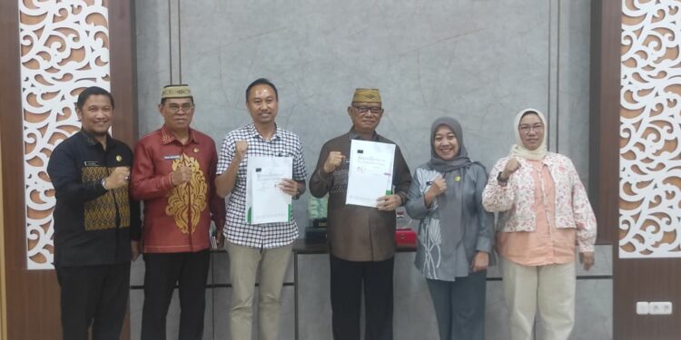 Bupati Bone Bolango Ismet Mile didampingi Sekretaris Daerah Bone Bolango Iwan Mustapa saat melakukan pertemuan dengan BPJS Kesehatan di Ruang Kerja Bupati, Kamis (24/6/2026). (F.Munifa/Diskominfo)