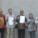 Bupati Bone Bolango Ismet Mile didampingi Sekretaris Daerah Bone Bolango Iwan Mustapa saat melakukan pertemuan dengan BPJS Kesehatan di Ruang Kerja Bupati, Kamis (24/6/2026). (F.Munifa/Diskominfo)