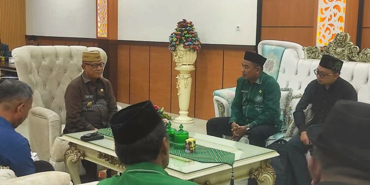 Ketua PCNU Bone Bolango Suleman Adadau saat melakukan pertemuan dengan Bupati Bone Bolango Ismet Mile di Ruang Kerja Bupati, Kamis (24/9/2026). (F. Munifa/Diskominfo)