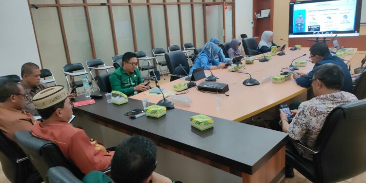 Sekretaris Daerah Bone Bolango, Iwan Mustapa yang juga Ketua Harian TP2DD Kabupaten Bone Bolango saat mengikuti Rapat Koordinasi Nasional (Rakornas) Pengendalian Inflasi dan Percepatan dan Perluasan Digitalisasi Daerah (P2DD) secara virtual di Ruang Rapat Sekda, Kamis (24/9/2026).