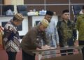 Bupati Ismet Mile didampingi Sekda Iwan Mustapa saat menghadiri Rapat Paripurna Pembicaraan Tingkat II APBD-P 2026 di DPRD Bone Bolango, Kamis (24/9/2026). (F.Onal/Prokopim)