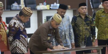 Bupati Ismet Mile didampingi Sekda Iwan Mustapa saat menghadiri Rapat Paripurna Pembicaraan Tingkat II APBD-P 2026 di DPRD Bone Bolango, Kamis (24/9/2026). (F.Onal/Prokopim)