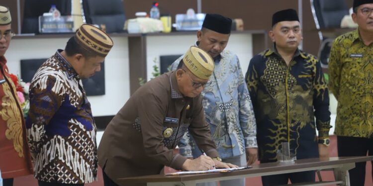Bupati Ismet Mile didampingi Sekda Iwan Mustapa saat menghadiri Rapat Paripurna Pembicaraan Tingkat II APBD-P 2026 di DPRD Bone Bolango, Kamis (24/9/2026). (F.Onal/Prokopim)