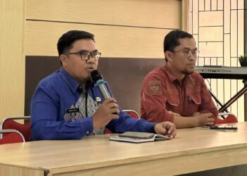 Sekretaris Dinas Komunikasi dan Informatika Bone Bolango, Sukriyanto Katili saat membuka sosialisasi pengelolaan layanan SP4N-LAPOR di lingkungan Pemerintah Kabupaten Bone Bolango tahun 2026 yang digelar di Aula Tolopani Bappeda Litbang Bone Bolango, 24 sampai 25 September 2026. (F. Enno/Diskominfo)