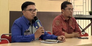 Sekretaris Dinas Komunikasi dan Informatika Bone Bolango, Sukriyanto Katili saat membuka sosialisasi pengelolaan layanan SP4N-LAPOR di lingkungan Pemerintah Kabupaten Bone Bolango tahun 2026 yang digelar di Aula Tolopani Bappeda Litbang Bone Bolango, 24 sampai 25 September 2026. (F. Enno/Diskominfo)