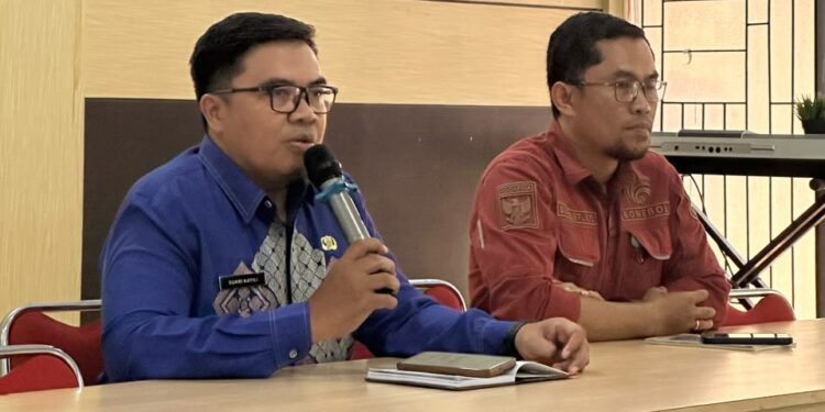 Sekretaris Dinas Komunikasi dan Informatika Bone Bolango, Sukriyanto Katili saat membuka sosialisasi pengelolaan layanan SP4N-LAPOR di lingkungan Pemerintah Kabupaten Bone Bolango tahun 2026 yang digelar di Aula Tolopani Bappeda Litbang Bone Bolango, 24 sampai 25 September 2026. (F. Enno/Diskominfo)