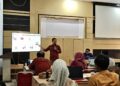 Kepala Bidang Informatika Diskominfo Bone Bolango, Slamet Warjoko Hulopi saat menjadi narasumber pada sosialisasi pengelolaan layanan SP4N-LAPOR di lingkungan Pemerintah Kabupaten Bone Bolango tahun 2026 yang digelar di Aula Tolopani Bappeda Litbang Bone Bolango, 24 sampai 25 September 2026. (F. Enno/Diskominfo)