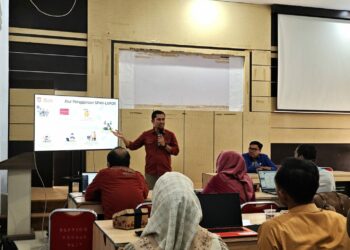 Kepala Bidang Informatika Diskominfo Bone Bolango, Slamet Warjoko Hulopi saat menjadi narasumber pada sosialisasi pengelolaan layanan SP4N-LAPOR di lingkungan Pemerintah Kabupaten Bone Bolango tahun 2026 yang digelar di Aula Tolopani Bappeda Litbang Bone Bolango, 24 sampai 25 September 2026. (F. Enno/Diskominfo)