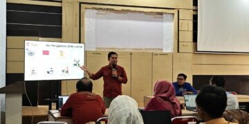 Kepala Bidang Informatika Diskominfo Bone Bolango, Slamet Warjoko Hulopi saat menjadi narasumber pada sosialisasi pengelolaan layanan SP4N-LAPOR di lingkungan Pemerintah Kabupaten Bone Bolango tahun 2026 yang digelar di Aula Tolopani Bappeda Litbang Bone Bolango, 24 sampai 25 September 2026. (F. Enno/Diskominfo)