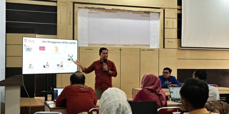 Kepala Bidang Informatika Diskominfo Bone Bolango, Slamet Warjoko Hulopi saat menjadi narasumber pada sosialisasi pengelolaan layanan SP4N-LAPOR di lingkungan Pemerintah Kabupaten Bone Bolango tahun 2026 yang digelar di Aula Tolopani Bappeda Litbang Bone Bolango, 24 sampai 25 September 2026. (F. Enno/Diskominfo)