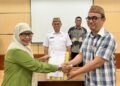 Sekretaris Daerah Bone Bolango, Iwan Mustapa didampingi Asisten I Setda Bone Bolango, Aznan Nadjamudin saat menghadiri serah terima jabatan di lingkungan Sekretariat Daerah Bone Bolango, yang berlangsung di Ruang Rapat Sekda, Jumat (25/9/2026). (F.Lanto/Prokopim)