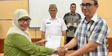 Sekretaris Daerah Bone Bolango, Iwan Mustapa didampingi Asisten I Setda Bone Bolango, Aznan Nadjamudin saat menghadiri serah terima jabatan di lingkungan Sekretariat Daerah Bone Bolango, yang berlangsung di Ruang Rapat Sekda, Jumat (25/9/2026). (F.Lanto/Prokopim)