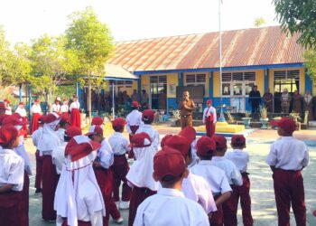 Sekda Iwan Mustapa saat menjadi pembina apel di SDN 5 Tilongkabila, Senin (28/9/2026).