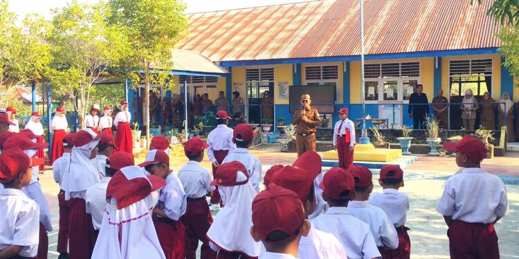 Sekda Iwan Mustapa saat menjadi pembina apel di SDN 5 Tilongkabila, Senin (28/9/2026).