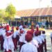 Sekda Iwan Mustapa saat menjadi pembina apel di SDN 5 Tilongkabila, Senin (28/9/2026).