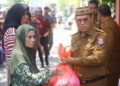 Pelaksanaan pasar murah di Lapangan Kantor Camat Bulango Selatan, Senin (28/9/2026). (F.Yudi/Prokopim)