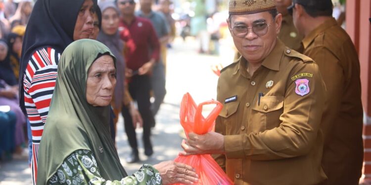 Pelaksanaan pasar murah di Lapangan Kantor Camat Bulango Selatan, Senin (28/9/2026). (F.Yudi/Prokopim)
