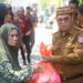 Pelaksanaan pasar murah di Lapangan Kantor Camat Bulango Selatan, Senin (28/9/2026). (F.Yudi/Prokopim)