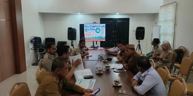 Sekda Iwan Mustapa saat menghadiri rapat bersama BWSS II Gorontalo dan Kantor Pertanahan Bone Bolango di Kantor Pertanahan Bone Bolango, Senin (28/9/2026).