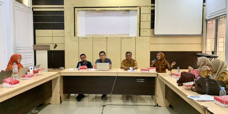 Focus Group Discussion (FGD) I Penelitian Komoditas, Produk, dan Jenis Usaha (KPJU) Unggulan 2026 yang digelar Badan Perencanaan Pembangunan, Penelitian dan Pengembangan Daerah (Bappeda Litbang) Bone Bolango bersama Bank Indonesia dan Pusat Kajian Kebijakan Perekonomian (PUSKAPPEK) di Ruang Rapat Bappeda Bone Bolango, Selasa (29/9/2026).